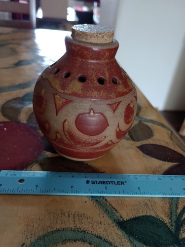 VINTAGE I.O.W?Studio Pottery Bembridge style? Wax Resist Lavender Pot. No mark. - 第 3/6 張圖片