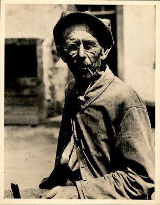 old person smoking cigarette 15,969 Senior Royalty-Free Images, Stock Photos & Pictures GA121 Original Photo OLD ELDERLY