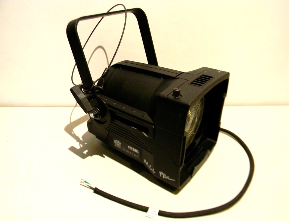 ETC Source Four Fresnel Zoom To Focus w/ Lamp, Stage Light S4 FRES7 750W 7" - Image 2 of 4