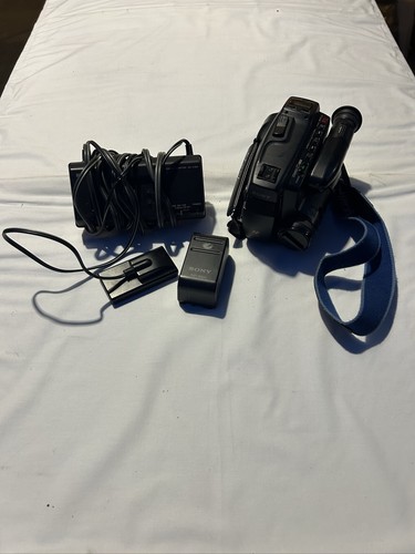Sony Handycam Video8 CCD-TR61 Camcorder w/ Bag, Remote, Charger, Battery - Picture 9 of 9
