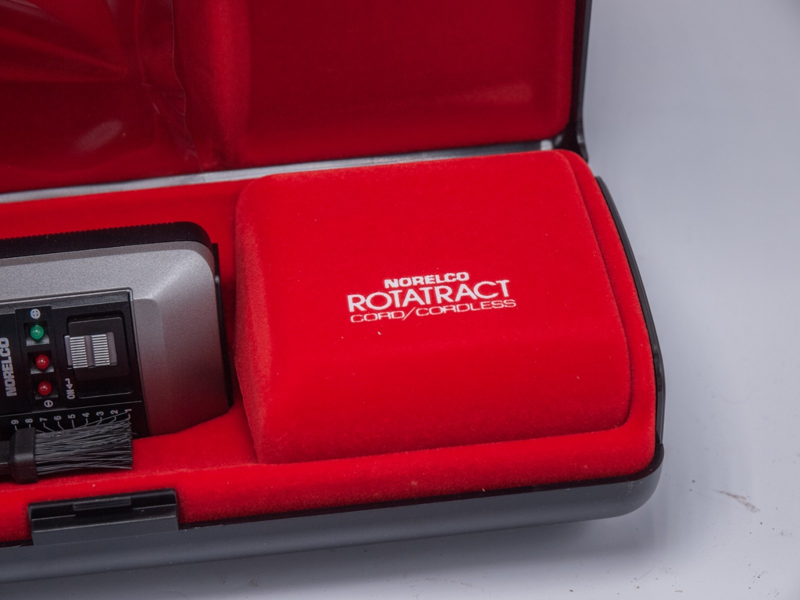 NOS - Phillips Norelco HP-1328 Rotatract Rechargeable Electric Shaver