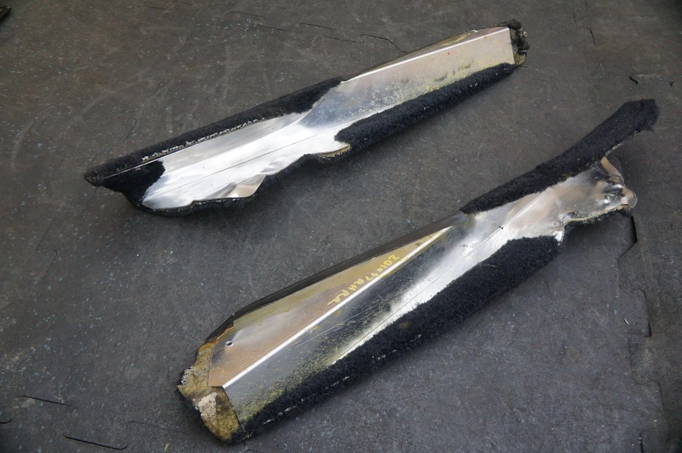 Комплект из 2 отделочных ковровых покрытий для левого и правого ремня безопасности 60787600 от оригинального производителя Ferrari 328 GTS 1986-1989 - Изображение 4 из 4