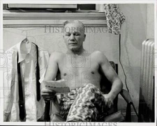 1968 Press Photo Former boxer Tony Zale reads letter at Chicago YMCA - kfa07862