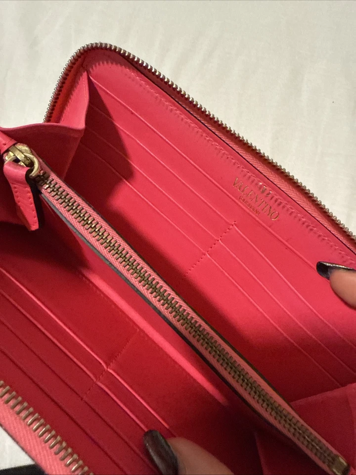 CARTERA AUTÉNTICA VALENTINO GARAVANI DE CUERO GRIS CON TACHUELAS EN MUY BUENA CONDICIÓN Foto 4 de 4