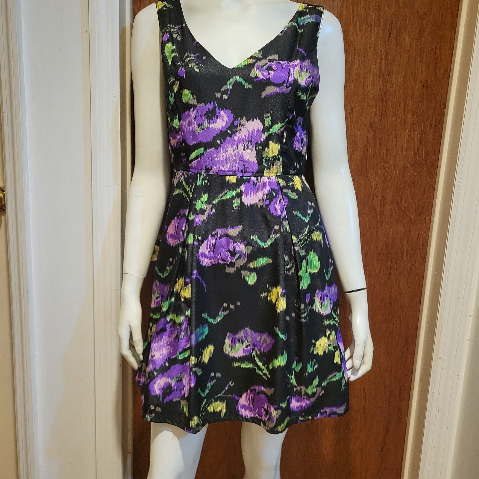 Abito floreale medio viola anatre a fila in modesto abito medio