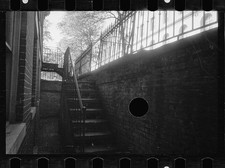 Foto: Escalera de piedra 1935-1942 pared de ladrillo valla de hierro callejón