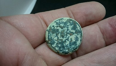 Schöner römischer dicker Bronze Ohrstecker / Applikation Dekor wie gefunden ungereinigt L96