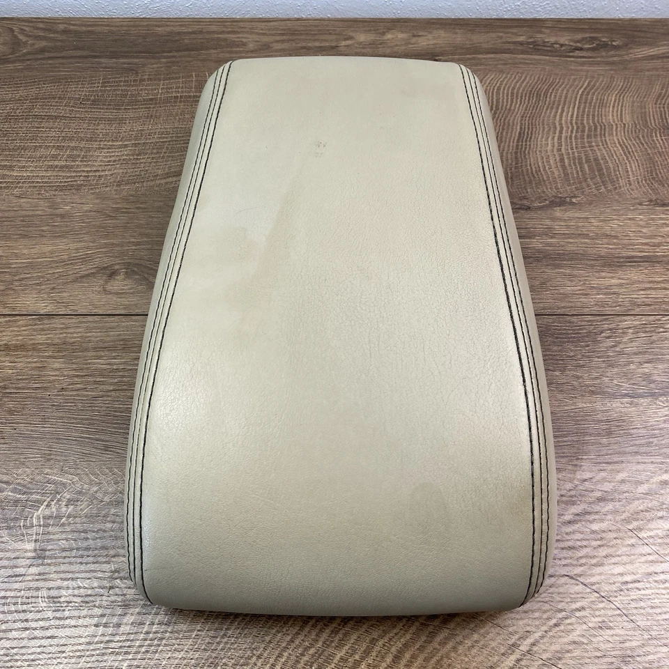 Крышка подлокотника центральная консоль Buick Lucerne 2006-2011 годов выпуска бежевая кожа от оригинального производителя - Изображение 4 из 4