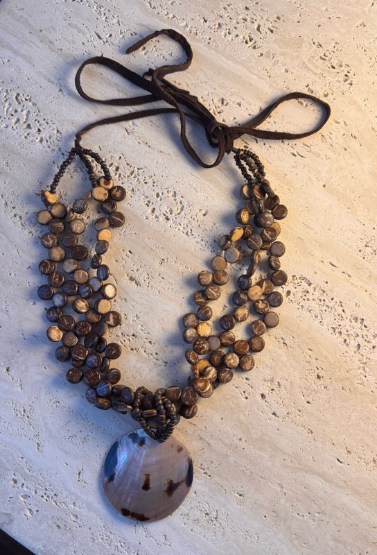 NWOT Shell Pendant Necklace Rare Find 29”