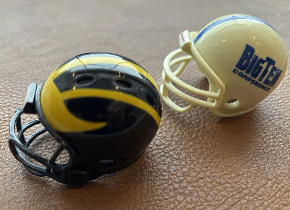 Michigan Wolverines y clásico Riddell Big Ten 2” juego de mini casco de bolsillo Foto 3 de 4