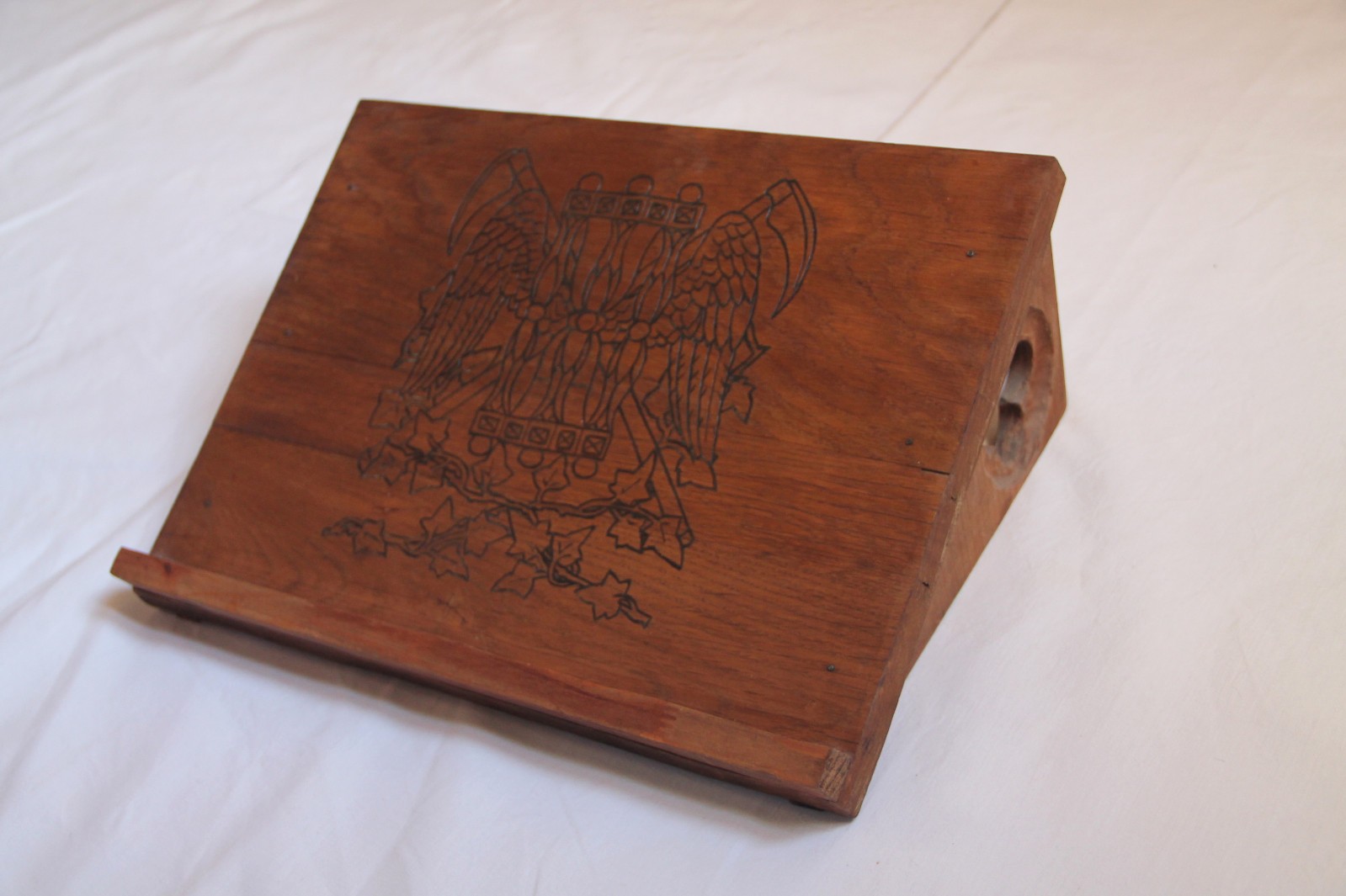 Lutrin en bois gravé artisanal support livre cuisine et musique ajustable