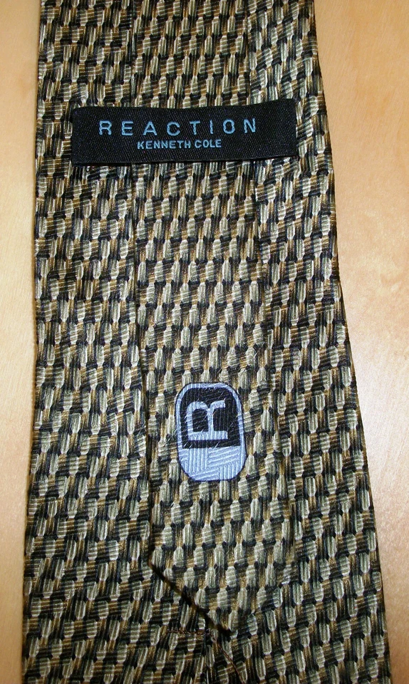 Gravata masculina Kenneth Cole Reaction xadrez dourada gola de seda 60" de comprimento x 3,75" L (D756) - Imagem 4 de 4