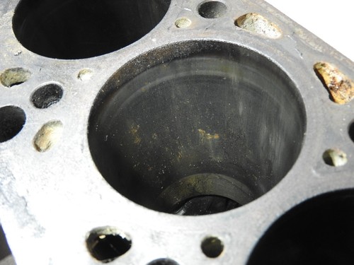 Bloque motor vacío VW T4 AAB sin cigüeñal ni pistón 2,4 D 074103101A - Imagen 6 de 15