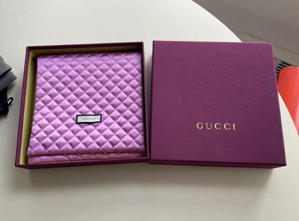 GUCCI Bourgogne Grande Boîte à Bijoux 9,5 x 9,5 avec sachet matelassé. Rare.