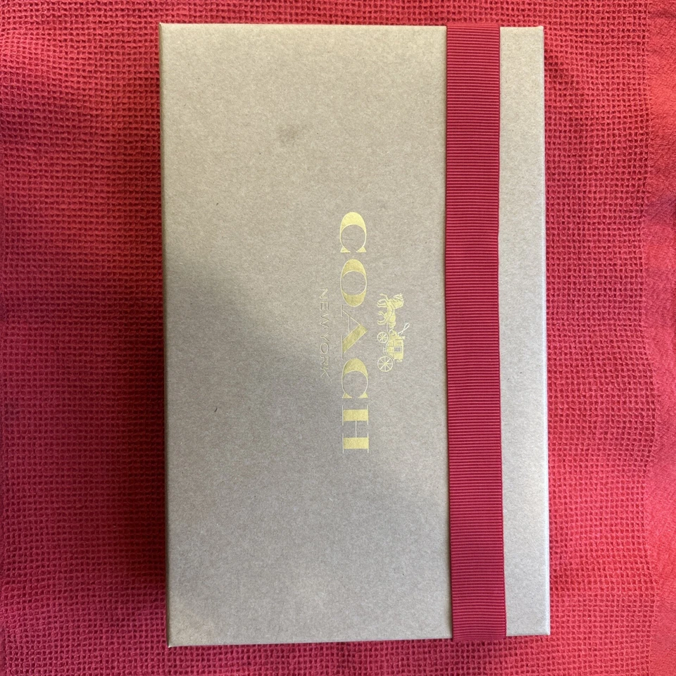 Pulseira e berloques Coach com zíper de canto vermelho na caixa de presente - Imagem 2 de 2