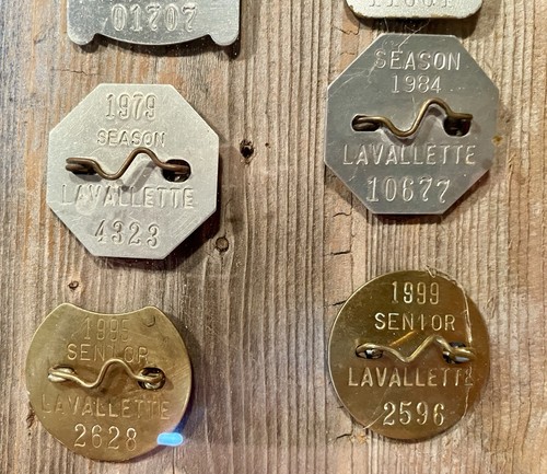 INSIGNES DE PLAGE LAVALLETTE NJ COLLECTION EXTRAORDINAIRE 7 LAITON 5 MÉTAL 1979-1999 - Photo 4/6