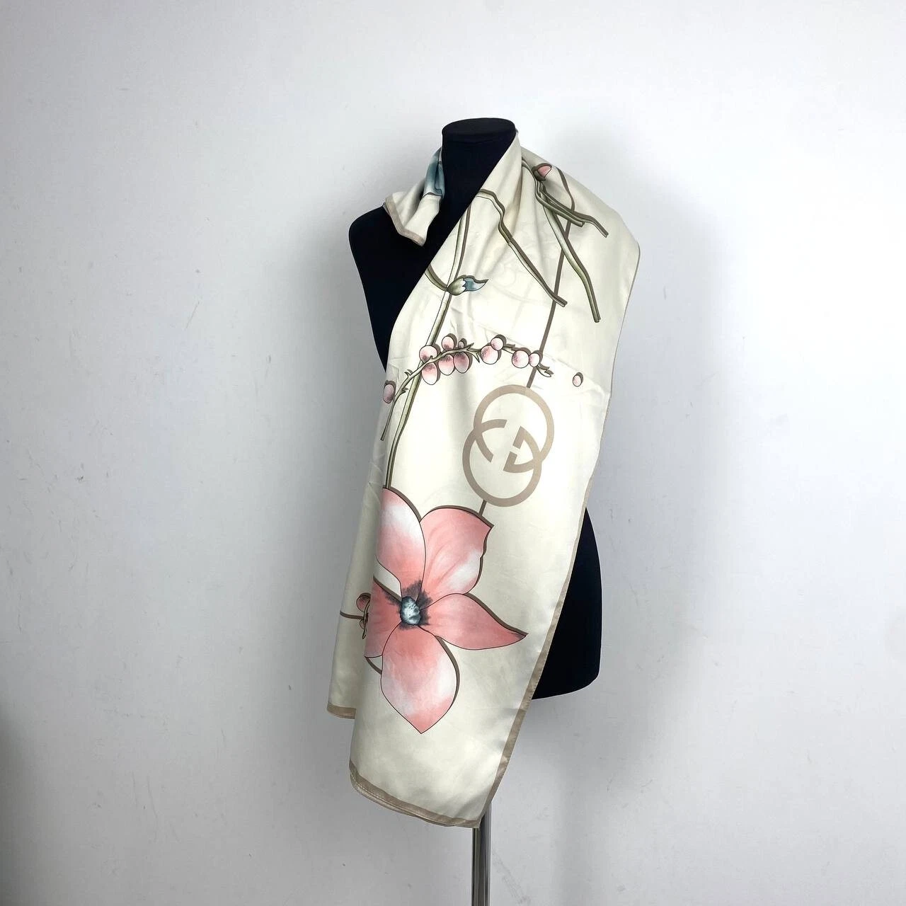Foulard vintage Gucci fleurs en soie graphique femme années 90