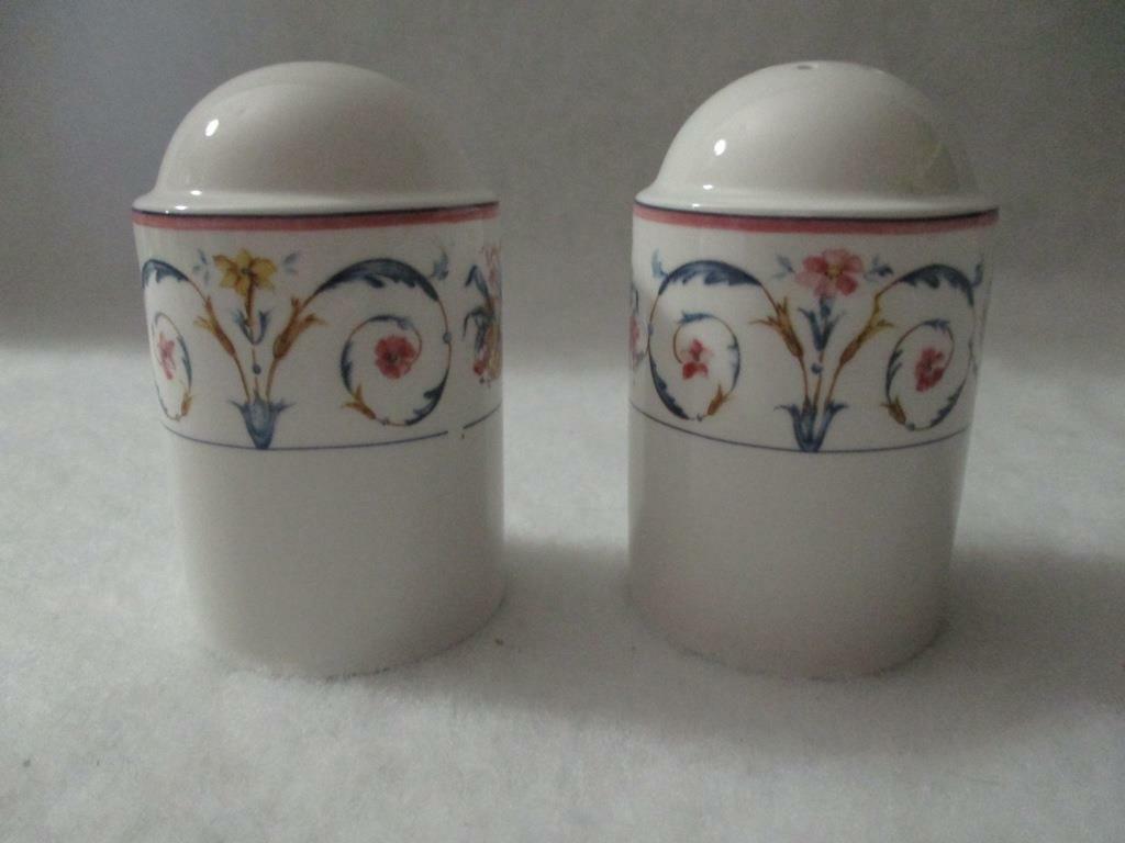   花柄Salt and pepper ２個 Vintage Set of 2 Hand Painted Salt & Pepper Shakers W/ Flower Art