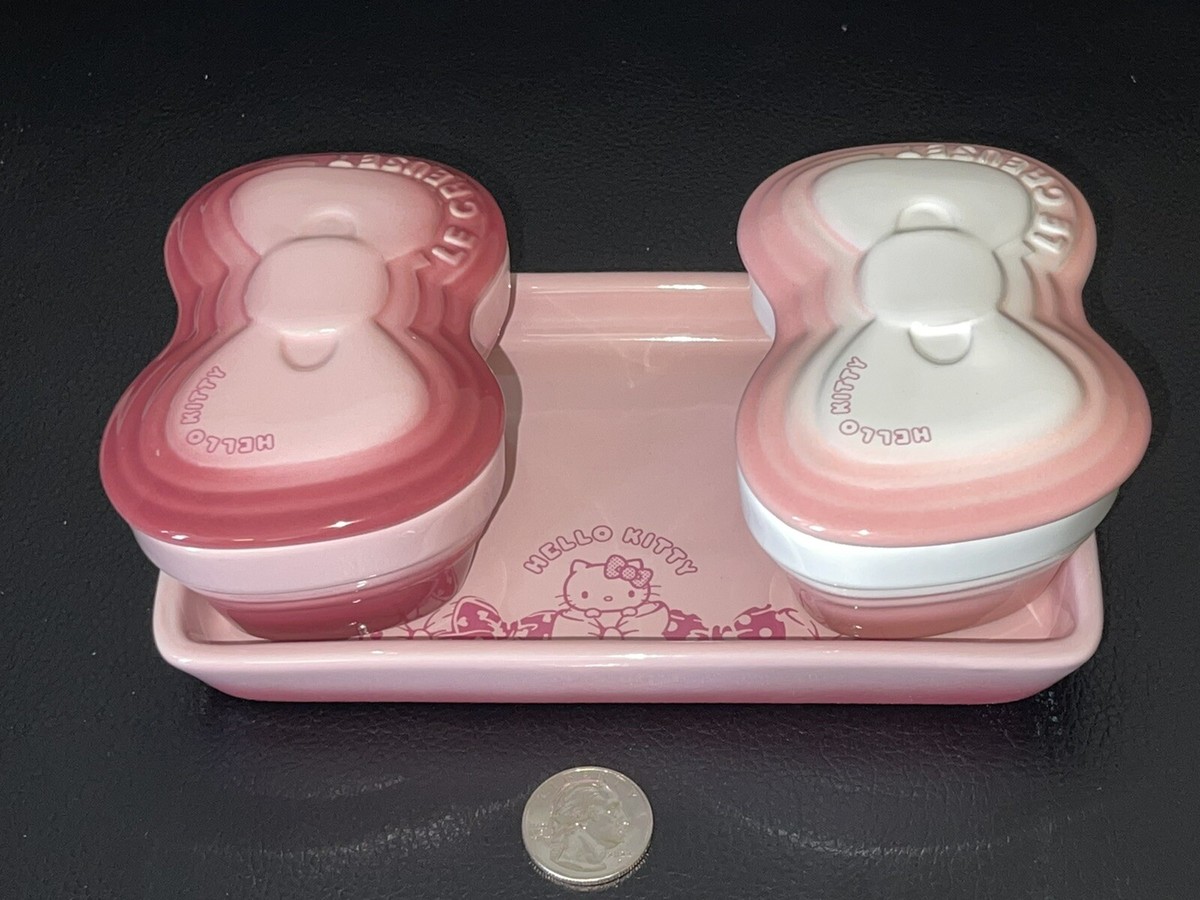 Hello Kitty リボン　ホーローキャニスター2個 Le Creuset *HELLO KITTY* Set of 2 Ribbon Shaped Ramekins *VERY