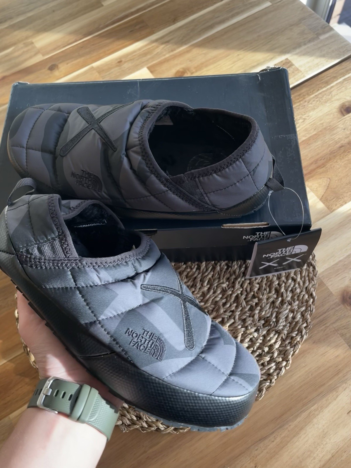 The North Face ThermoBall Traction Mule x Kaws estampado negro Reino Unido 6