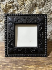 Cadre photo ancien en bois sculpté noir – Style rustique / Art populaire