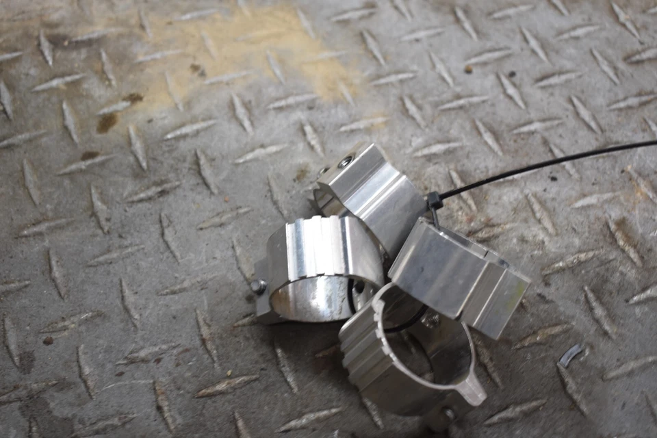 635 SOPORTES PARABRISAS CUATRO HORQUILLAS 01 HONDA SHADOW SPIRIT 1100 VT VT1100 C ENVÍO GRATUITO Foto 3 de 4