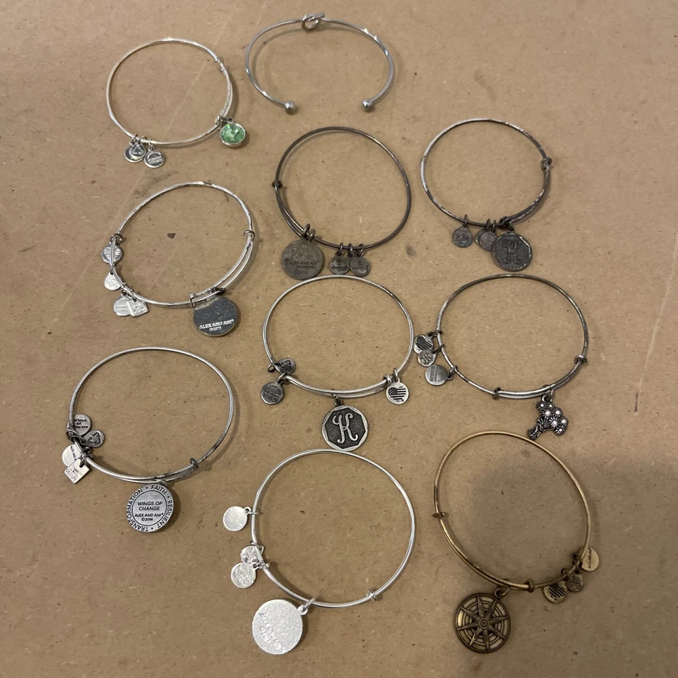 Lote de 10 pulseras con dijes en su mayoría Alex y Ani tono plata Foto 4 de 4