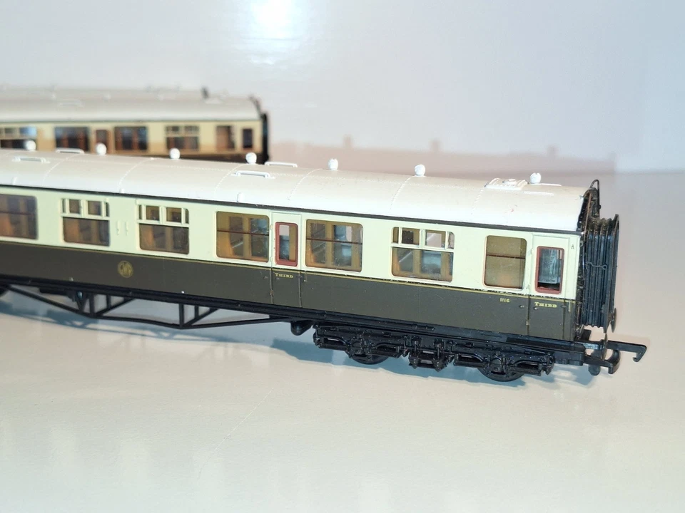Mainline GWR passenger coaches. Excellent cond. OO Scale. No Box. Plastic wheels - Image 2 of 4