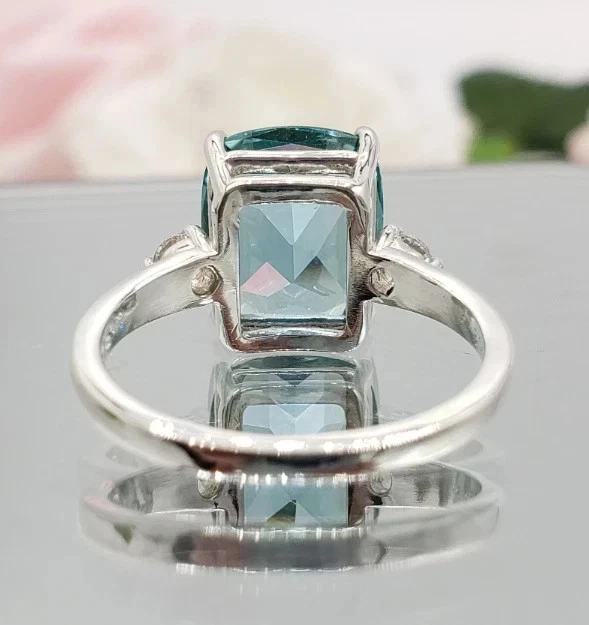 Hermoso anillo de oro blanco de 18 quilates de espinela azul natural y diamantes talla cojín de 6,50 quilates Foto 4 de 4