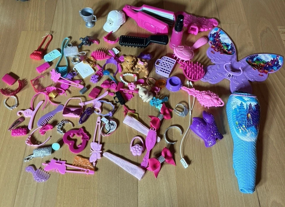 Barbie Zubehör, Konvolut, Handtaschen, Haarbürsten, Haarspangen, über 70 Teile