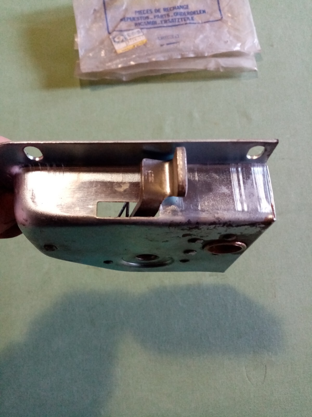Serrure de porte Peugeot J7 droite pour restaurer votre fourgon vintage - 2