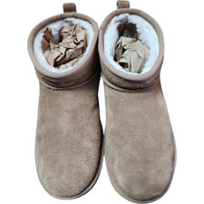 UGG Women's Classic Ultra Mini Platform boots size 9 Chestnut Color