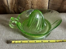 Green Glass Manual Citrus Juicer Reamer w/ Spout & Handle Vintage/Retro