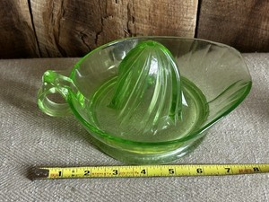 Green Glass Manual Citrus Juicer Reamer w/ Spout & Handle Vintage/Retro