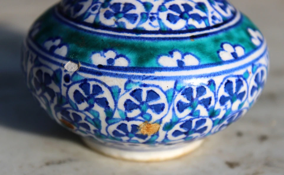 Jarrón antiguo turco raro Iznik pintado a mano con motivo floral azul 4,25" firmado Foto 4 de 4