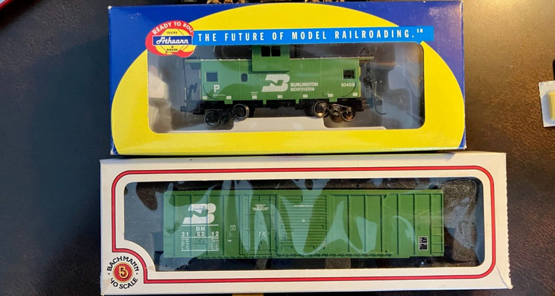 (1) ATHEARN BN CABOOSE and (1) BACHMANN 50 FT BOX CAR w/ metal wheels. kd's
