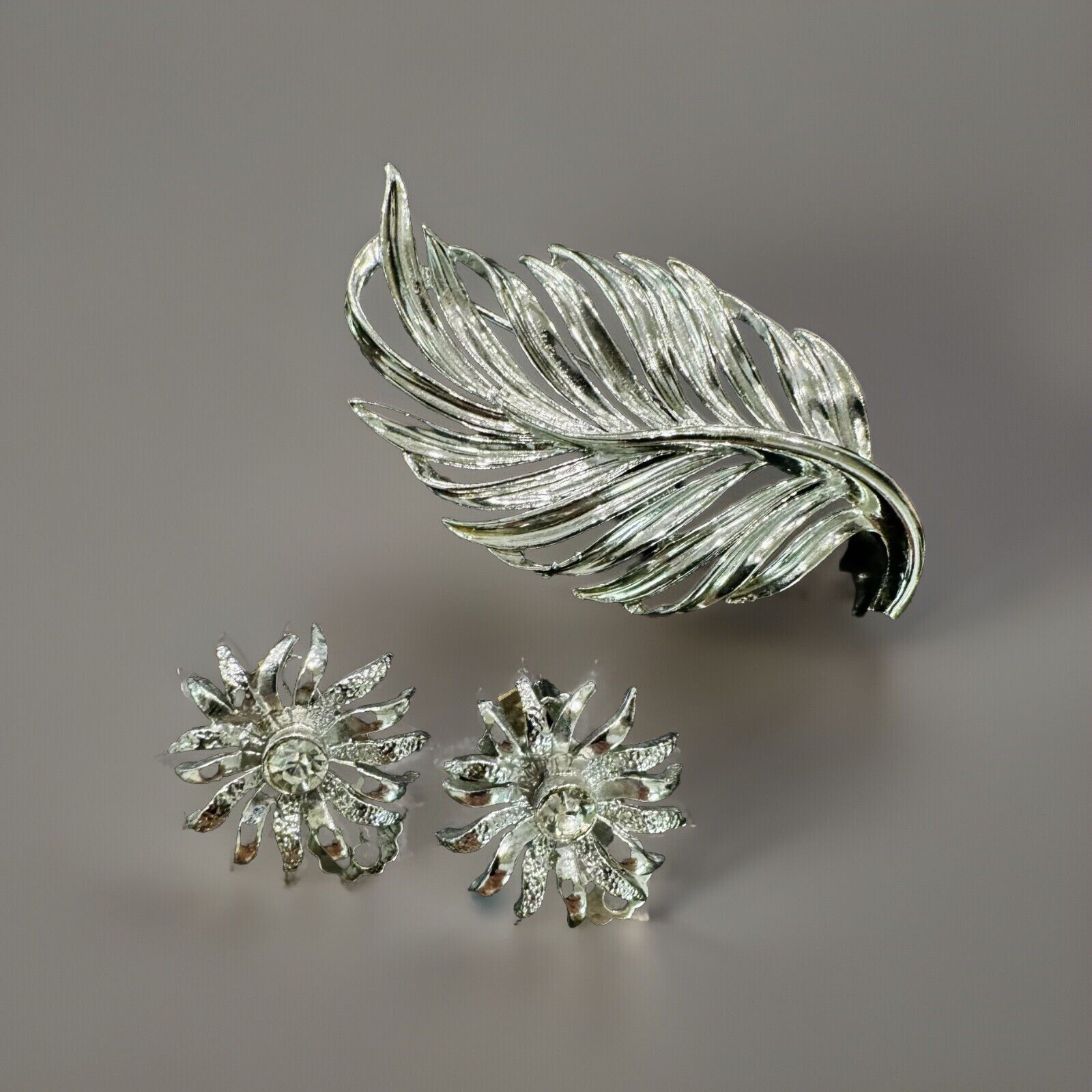 Vintage Lisner Signed Leaf Shape Silver Tone Broo… - image 1