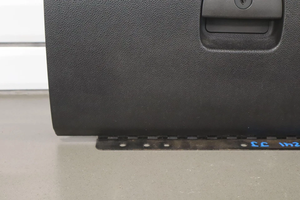 07-14 Chevy Suburban OEM Negro (Ébano 193) Guantera Compartimento Foto 3 de 4