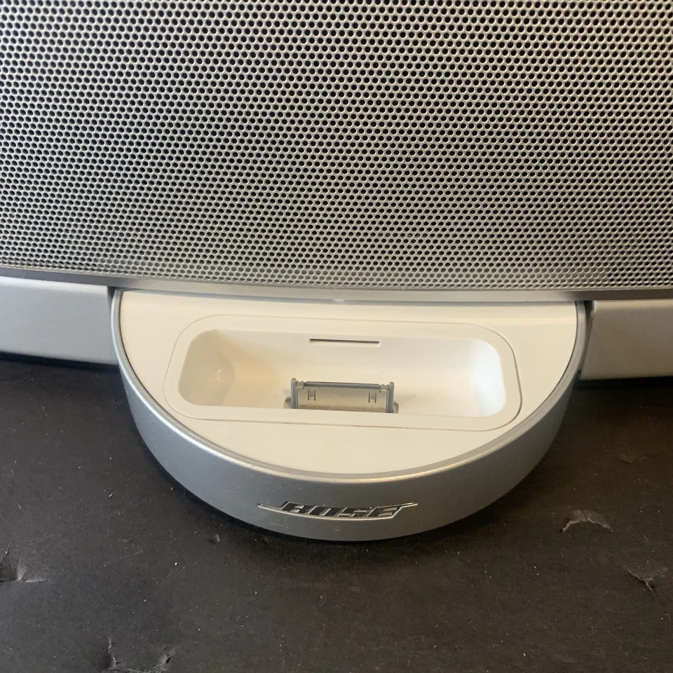 Bose SoundDock N123 Portable Digital Music System w/ Remote & Charger White - Image 4 of 4