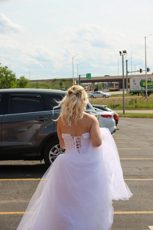 Vestido de baile sin tirantes vestido de novia talla 2 David’s Bridal Foto 2 de 4