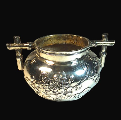 QUALITY CHINESE SILVER DISH with SUPERB REPOUSSE CHRYSANTHEMUMS by WANG HING - Afbeelding 1 van 9