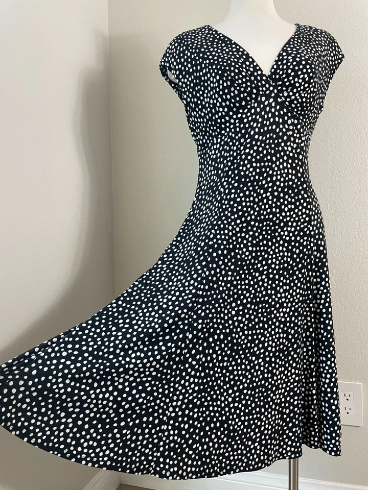 Vestido midi Chaps para mujer mediano negro blanco a lunares línea A elástico sin mangas Foto 2 de 4