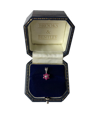 Rubin und Diamant Anhänger 9kt Weißgold Rubin Blumenform Anhänger mit Diamant