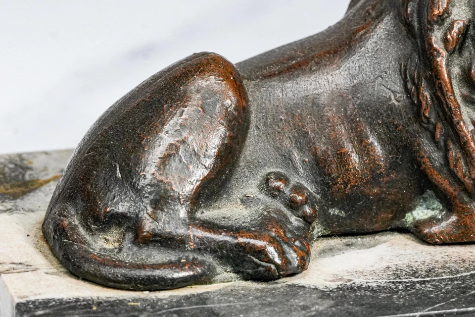 Majestuosa antigua estatua de león de bronce escultura sobre base de mármol pisapapeles decoración Foto 4 de 4