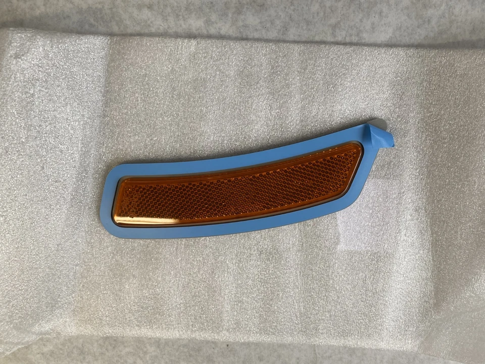 Luz reflectora de marcador lateral derecho BMW M4, M3 2015-2020 OEM NUEVO - 63147848582 Foto 3 de 4