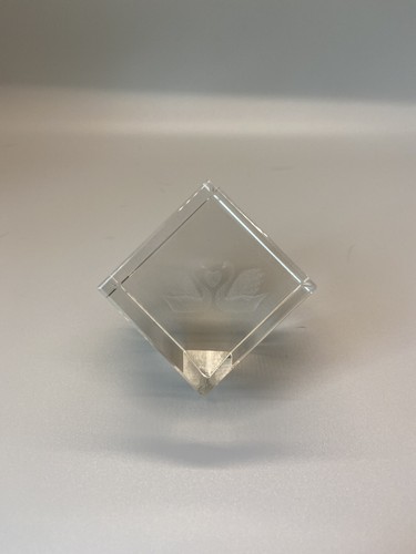 1,5" massiver Glas Briefbeschwerer mit lasergeätzten Liebesschwänen und magnetischem rotem Etui - Bild 2 von 12
