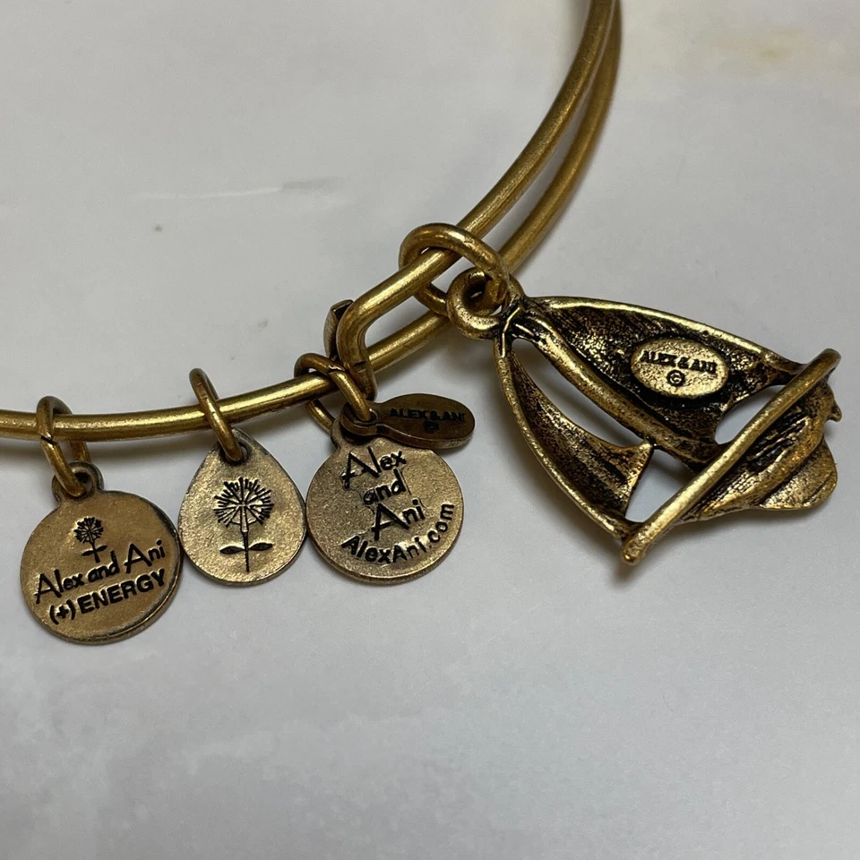 Paquete de 4 pulseras Alex & Ani. Tono dorado. Infundido con (+) Tecnología Energética Foto 4 de 4