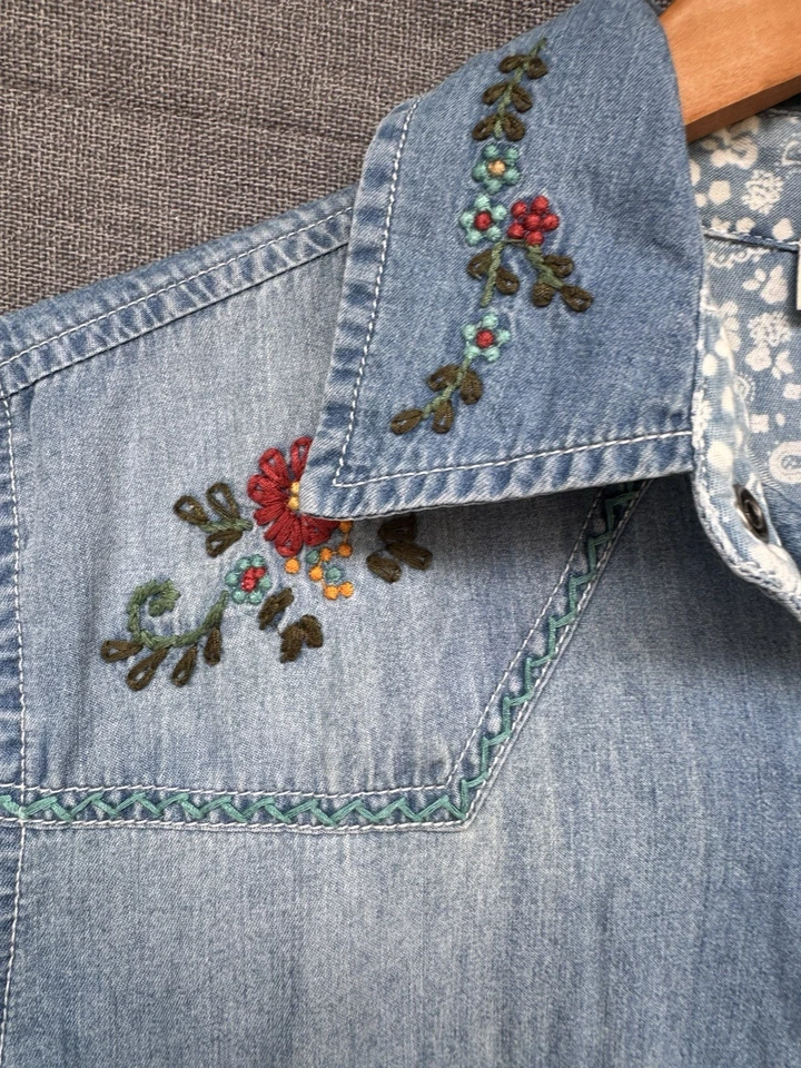 Маленькая джинсовая рубашка Tasha Polizzi Westerncore богемное цветочная вышивка жемчуг застежка - Изображение 3 из 4