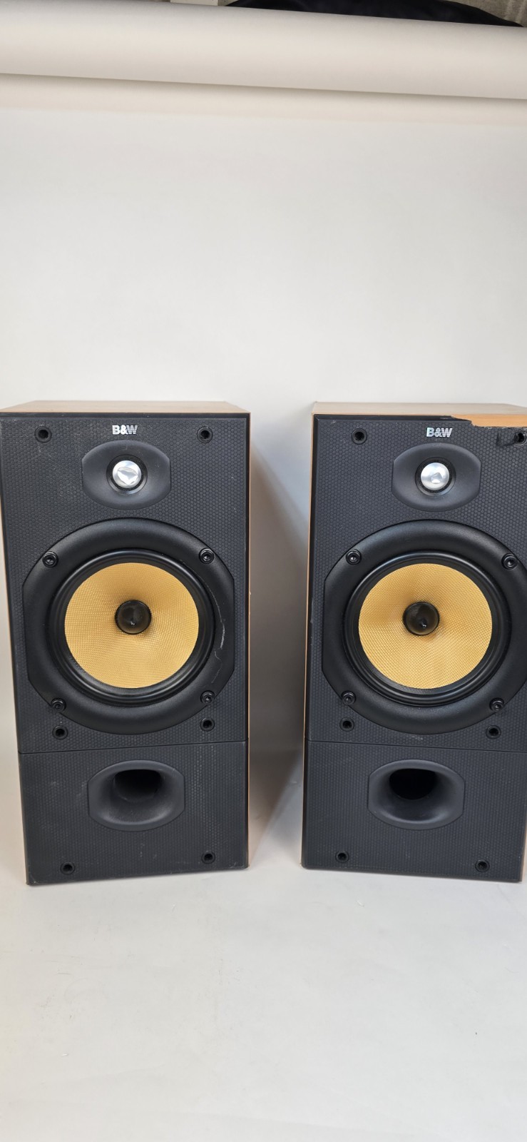 B&W Bowers & Wilkins DM602 Bookshelf Speakers Black w/ damage