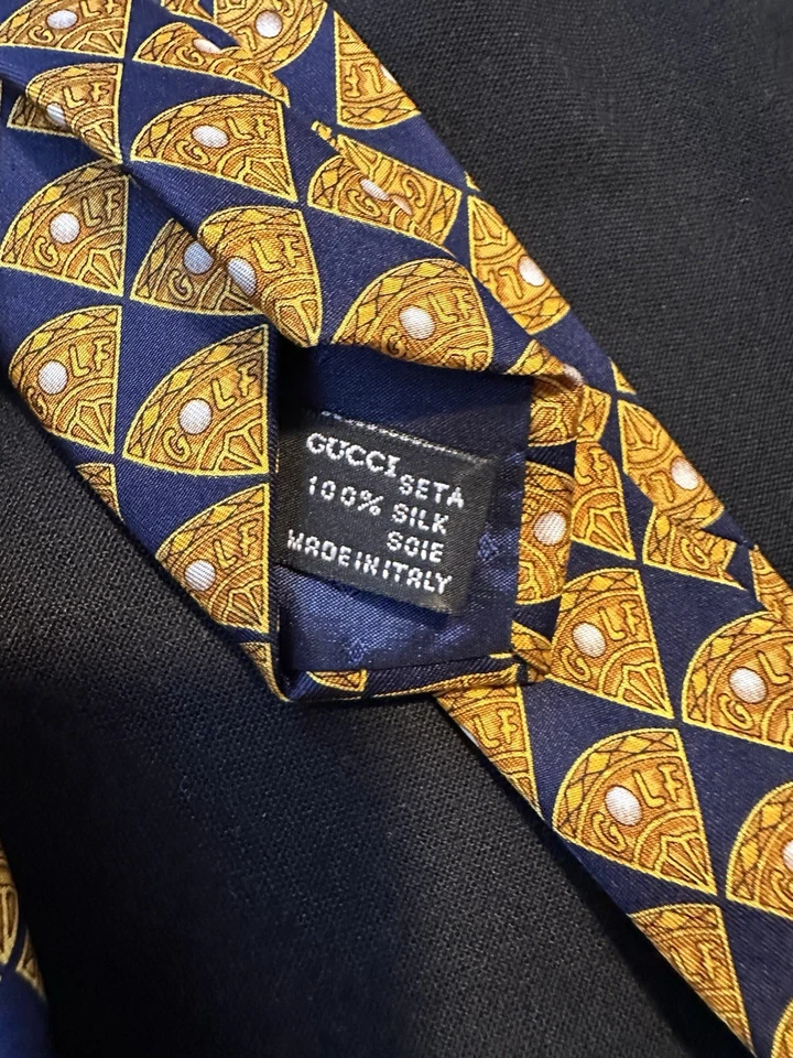 Corbata Gucci vintage 100 % seda hecha en Italia - negra/dorada/patrón de golf Foto 4 de 4